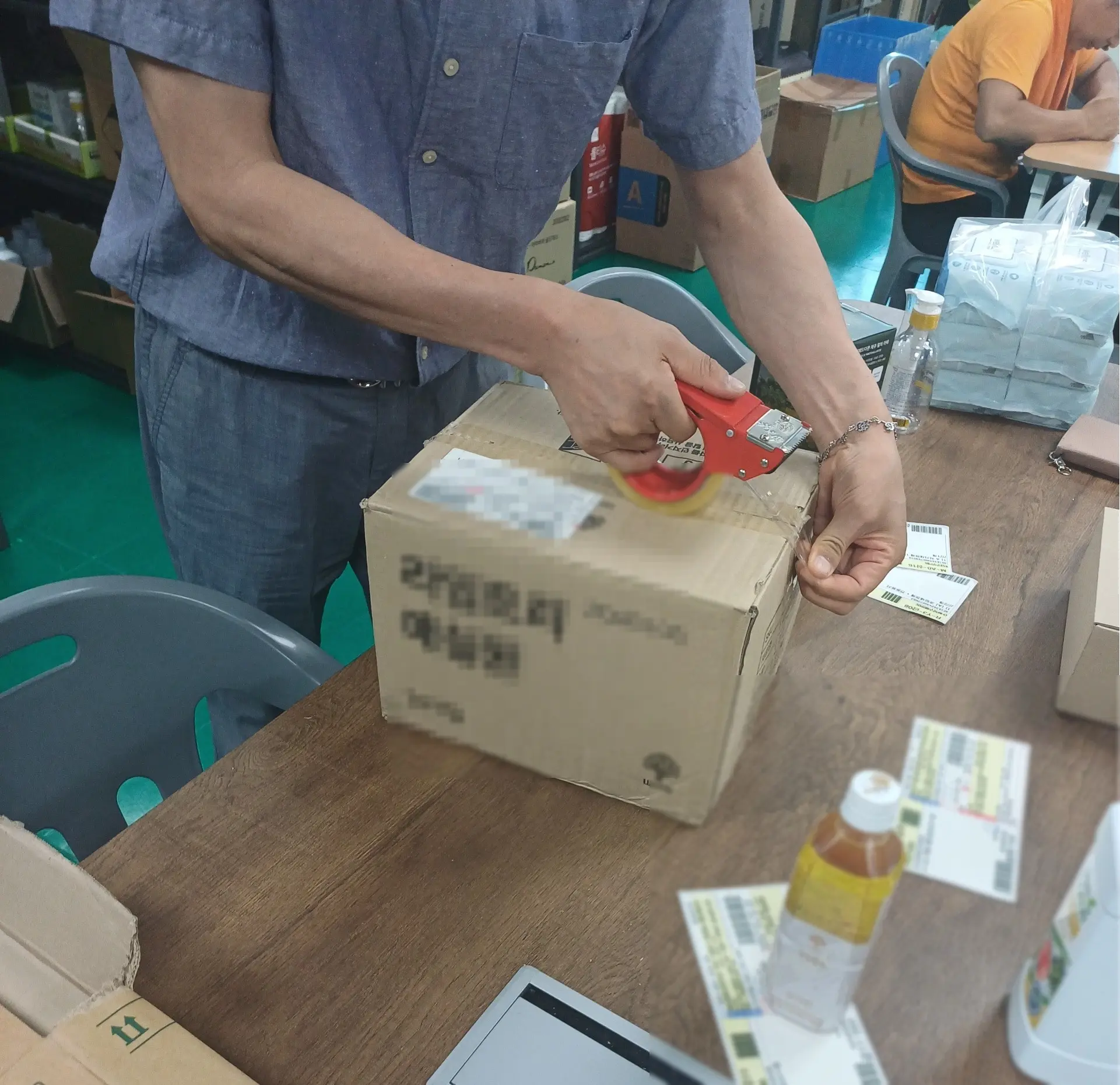 태장 작업자가 택배 상자를 포장하고 검수하는 모습